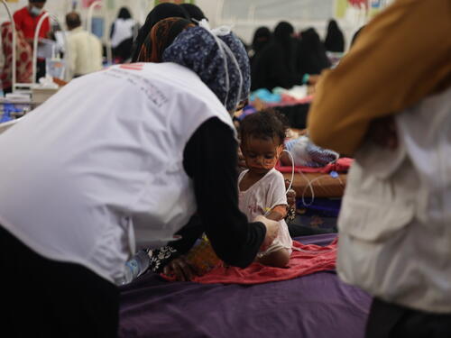 علاج سوء التغذية في مستشفى عبس في اليمن