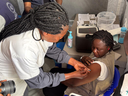 A nurse from the Congolese Ministry of Health vaccinates a woman during the launch event of the BRAVO study at the Bunia Provincial Public Health Laboratory. 


Une infirmière du ministère de la Santé congolais vaccine une femme lors de l'évènement de lancement de l'étude BRAVO au laboratoire provincial de santé publique de Bunia.
