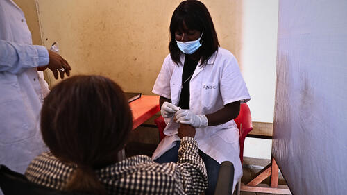 Une infirmière de clinique mobile de MSF effectue un test de diagnostique rapide sur une bénéficiaire dans la zone de santé de Kisenso, à Kinshasa