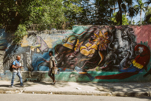 Mural in Bois-Verna and street vendors