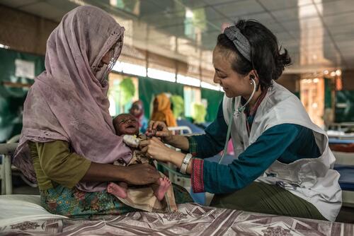 Rozia et son fils à l'hôpital de MSF à Goyalmara, District de Cox’s Bazar