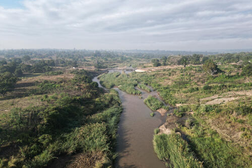 The Meluli River, which flows alongside the town of Nametil in the Mogovolas district of Nampula province, is the main water source of the region. People come here to wash themselves, their clothes and sometimes even their cars and motorcycles. By doing so, people can contract schistosomiasis. They become infected when larval forms of the parasite – released by freshwater snails – penetrate the skin during contact with infested water. Transmission occurs when people suffering from schistosomiasis contaminate freshwater sources with faeces or urine containing parasite eggs, which hatch in water.