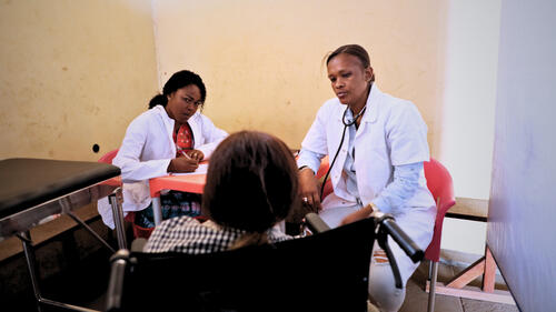 Une équipe médicale de MSF écoute patiemment une bénéficiaire aux cliniques mobiles de Kisenso, à Kinshasa
