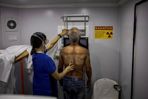 Tuberculosis in Tondo, Manila - Ezra Acayan