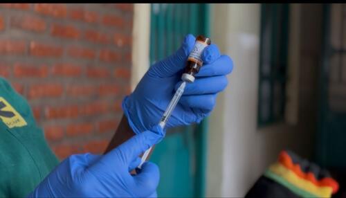 Une seringue avec une dose de vaccin au centre de santé CCLK