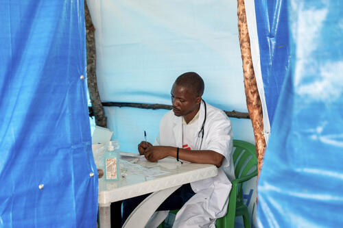 An MSF doctor records patient information at a mobile clinic in Golé — one of three locations currently served by MSF’s mobile clinic teams. Malaria accounts for the majority of cases, followed by respiratory tract infections and sexually transmitted diseases.
