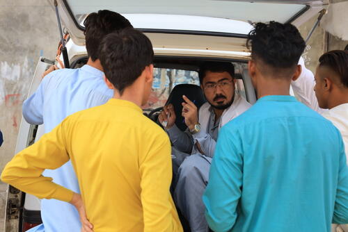 MSF nurse Aman Ullah explaining about hepatitis C to residents of Machar Colony.