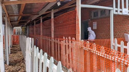 Vue d’une partie du centre de transit Ebola de Musienene appuyé par MSF depuis début septembre 2026 avec une capacité de cinq lits.
