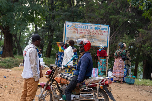 MSF launched an emergency intervention in the health zones of Katana and Kalehe in May 2025. These areas saw heavy fighting in January and February, leaving the local health system on the brink of collapse. The Katana General Reference Hospital absorbed hundreds of patients from surrounding areas where health services ceased to function.