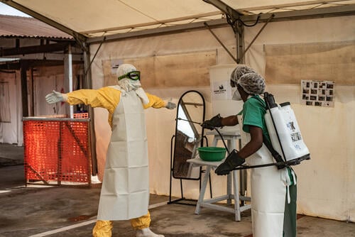 The MSF Ebola treatment center has opened at the Munigi site in Goma. The first patients were admitted on Thursday, May 28. MSF teams follow a strict preparation and disinfection protocol before and after their visits to patients.