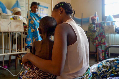 A mother sits with her severely malnourished child in a paediatric unit supported by MSF at the Katana General Reference Hospital in South Kivu. The conflict in eastern DRC has led to high levels of food insecurity, with agricultural production decreasing and prices rising.