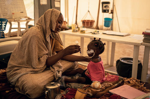 Amna Abderahim, 21, a Sudanese refugee who fled the 2023 massacres in El Geneina (Sudan), gives therapeutic milk to her daughter Djout Mahamat, 11 months old. She is being treated for severe acute malnutrition with complications in the Inpatient Therapeutic Feeding Centre (ITFC) run by Médecins Sans Frontières at the Adré Urbain health centre in Adré, eastern Chad.
