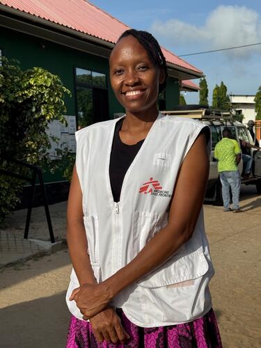 Portrait of Jackline John, MSF Medical Interpreter in Liwale. In rural Tanzania, language barriers, cultural differences, long distances to care, and fear of unfamiliar medical environments prevent many women from fully accessing lifesaving maternal healthcare. Even when skilled doctors and modern equipment are available, a lack of clear communication can delay treatment, increase anxiety, and put lives at risk. Medical interpreters like Jackline John play a critical but often invisible role in ensuring patients understand their care, trust the health system, and actively participate in their treatment.
