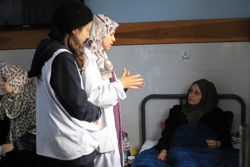 فريق أطباء بلا حدود يناقش مع المريضة الحامل في شهرها السادس رنا أبو حميدة في المستشفى الإماراتي في رفح، جنوب غزة.