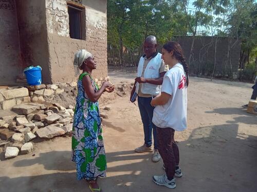 A resident of the village of Lweba, in the Fizi territory of South Kivu, Democratic Republic of Congo, appeals to the MSF supervision team at the community malaria treatment centre for mosquito nets to be distributed in the village.
