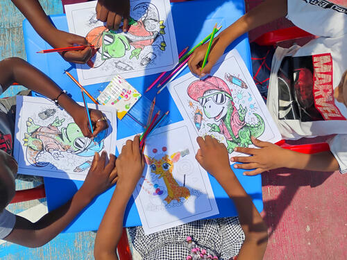 A group of children color in the Safe Space created by MSF in the Alberto Lleras neighborhood, in Buenaventura.