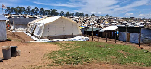 A 12-bed observation ward set up at the advanced care unit (ACU) supported by MSF at the Plaine SAVO displacement site (Fataki). To ensure that all displaced people at the site have access to healthcare, MSF has established advanced medical services at the Plaine SAVO camp.