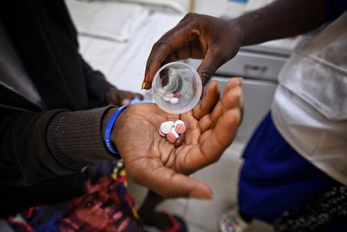 TB patient in Makeni government hospital taking his dose of treatment. MSF has been supporting Sierra Leone’s national tuberculosis programme in Bombali district since 2019, focusing on the diagnosis, treatment and care of drug-sensitive and drug-resistant TB