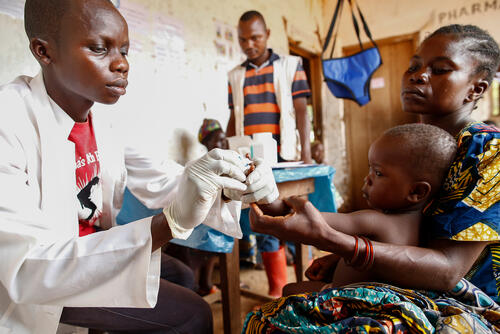 MSF doctor testing a patient for malaria.