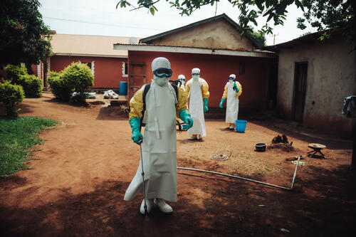 Decontamination teams are visiting the home of a patient who is being treated at the Elikya Ebola treatment centre. She has tested positive for the Bundibugyo virus.
To break the chain of transmission, they go through the house and decontaminate everything that has come into contact with the infected person: clothes, armchairs, doors, windows and mattresses.
These decontamination measures ensure that the family can continue to live in the home without risking infection.
They are accompanied by a family member, wearing personal protective equipment, who shows them around the different rooms and ensures the decontamination process runs smoothly by providing the necessary information.
Once the inside of the house has been decontaminated, the teams go round the property and decontaminate the kitchen and the toilets, which are located outside.