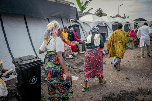 
Trois femmes, survivantes de violences sexuelles, sont conduites par un infirmier vers la tente suivante pour leur prise en charge, après avoir attendu leur tour dans la salle d’attente du centre de santé de Mugunga 3 à Goma. 

Three sexual violence survivors are led by a nurse to for treatment at the Mugunga 3 Health Centre in Goma.