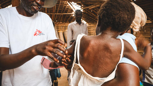 From June, 2th to 22th , Médecins Sans Frontières (MSF) teams were deployed in the Businga health zone (North Ubangi) to vaccinate children against a measles epidemic. A total of 5,5856 children were vaccinated in the 22 areas of the health zone, giving vaccination coverage of 99.6%.