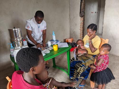 Chance, a 21-year-old farmer and mother of Brigitte (9 months old), camesits for a consultation at the MSF Integrated Community Case Management (ICCM) treatment centre in Kalinga Nord. She lives in Kalinga Nord in Fizi Territory, in South Kivu province, DRC.