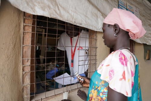 An MSF medicine dispenser is dispensing medicine