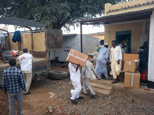 Supplies arrive from El-Fasher to MSF supported hospital in Rokero