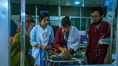 At the Kutupalong Hospital of MSF, a medical team led by Dr. Dolores Echezarreta provides emergency care to 10-day-old Aiyan Arfan. The team is working together to stabilize the infant’s health condition.