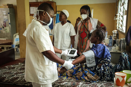 Un médecin du ministère de la santé, sous la supervision du staff MSF, prélève des signes vitaux sur une patiente atteinte du VIH/SIDA à l’hôpital saint Joseph.