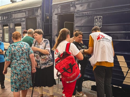 The MSF medical team provides assistance to passengers waiting for the train in Pokrovsk