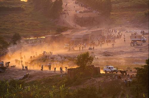 Transit camp for the displaced in Rwabusoro, Rwanda, 100,000 people passed here in 10 days.Rwanda, July 1994