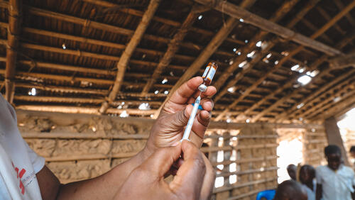 From June, 2th to 22th , Médecins Sans Frontières (MSF) teams were deployed in the Businga health zone (North Ubangi) to vaccinate children against a measles epidemic. A total of 5,5856 children were vaccinated in the 22 areas of the health zone, giving vaccination coverage of 99.6%.