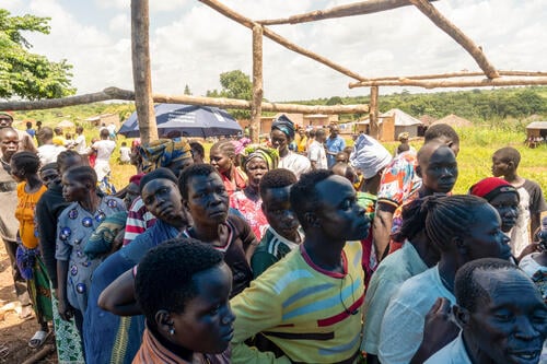 South Sudanese refugees queue to be registered with the DRC’s National Committee of Refugees. Once registration is complete, they become eligible to receive Non-Food Item (NFI) kits from MSF. They kits contain mosquito nets, buckets, soap and other essential items.
