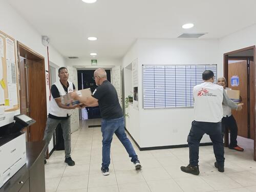 MSF teams loading medical supplies and trauma kits that include dressings, antibiotics, analgesics which are the most needed for the wounded people in the hospitals.
On 26 June, we delivered them to the hospital of Jose Maria Vargas in La Guaira, one of the most hit cities from the magnitude earthquake and in the hospitals of Domingo Luciani in Caracas that is currently treating many wounded children, and to the Perez Carreño hospital in Caracas.