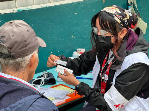Derivado de la devastación del Huracán Priscila, muchas comunidades quedaron incomunicadas o sin acceso a medicamentos. Parte de las actividades de MSF fue proporcionar las medicinas recetadas en consulta.	

Following the devastation caused by Hurricane Priscila, many communities were cut off or left without access to medicines. Part of MSF's work was to provide medications prescribed during consultations.