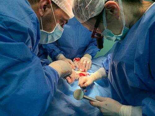 الأنشطة الجراحية في مستشفى العودة في قطاع غزة