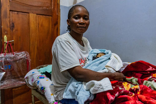 Marlique est une survivante de la maladie à virus Ebola, âgée de 21 ans. Elle est mère de deux enfants et est originaire de Butembo (quartier Vukungura). Elle a été admise dans un centre de traitement Ebola à la mi-mai 2026 avant d'être testée positive puis de sortir guérie un mois après. En tant que survivante, elle est immunisée. 

À la demande du responsable du centre de traitement Ebola, elle est revenue le 18 août afin de s'occuper d'un nourrisson âgé de sept jours et demi, dans l'attente de son résultat de dépistage. Sa mère, admise comme cas suspect d'Ebola, était décédée peu après son admission. L'enfant n'avait pas été accueilli par sa famille, qui préférait attendre la confirmation d'un test négatif avant d'en assumer la garde. 

Marlique témoigne également des difficultés rencontrées à son retour dans sa communauté : 

« Depuis ma sortie du CTE, personne de ma communauté ni de ma famille ne m’écoute. Quand je leur dis que Ebola existe, nombreux me disent que c’est une affaire d’argent mais que la maladie n’existe pas. Ils continuent avec les mêmes habitudes, comme acheter quelque chose et le manger sans se laver les mains. »

« J’ai été admise au CTE à la mi-mai, en tant que cas suspect. Puis une semaine plus tard, on a reçu le résultat de mon test qui était positif à Ebola. J’ai été hospitalisée pendant un mois puis on m’a déclaré guérie. »