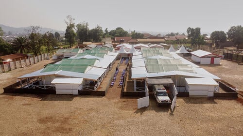 En réponse à la propagation de la 17e épidémie de maladie à Ebola en République Démocratique du Congo (RDC), Médecins Sans Frontières (MSF) renforce sa réponse au Nord-Kivu. En coopération avec le ministère de la Santé, l'organisation a ouvert un nouveau Centre de traitement Ebola (CTE) à Beni. Cette nouvelle installation permet un une prise en charge rapide, renforce le suivi des contacts et soutient les autorités sanitaires dans leurs efforts pour contenir la propagation du virus.