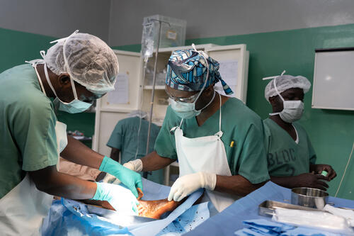 MSF surgeons treat a patient at the Rutshuru General Reference Hospital – the only health facility in the with surgical capacities in the entire territory.