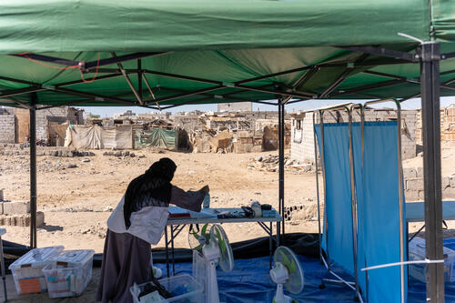 Once a week, an MSF team composed of a medical doctor, nurse, dispenser, social worker, health educator and crowd controller sets up a tent in Cheikh Othman to provide medical services to displaced families.