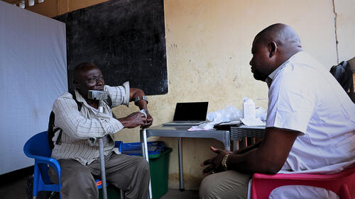 Un infirmier de clinique mobile de MSF effectue échange avec un bénéficiaire dans la zone de santé de Kisenso, à Kinshasa