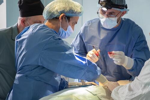 MSF team in Kostiantynivka operating on a 34-year-old woman who sustained injury in a shelling in Toretsk, Ukraine.