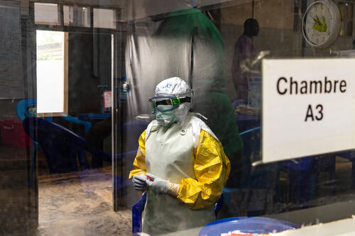 Vue depuis le bureau medical du CTE de Kitatumba, le personnel médical, composé d’experts pluriels de MSF et du ministère de la Santé, travaille ensemble pour apporter prise en charge coordonnée.
