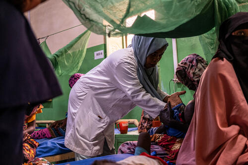 Paediatrician carries out an exam on a child in the MSF run inpatient therepeutic feeding centre at the Zalingei Teaching Hospital. 26 July, Zalingei, Central Darfur.