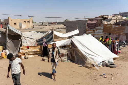 Few families live together in improvised tents at Cheick Othman. Women sleep together inside the tents while men sleep outside. During the day, temperatures can get very high and there are very few places with shadows to protect themselves from the sun.