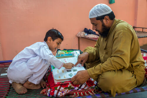 April, Pakistan, Machar Colony,  -24