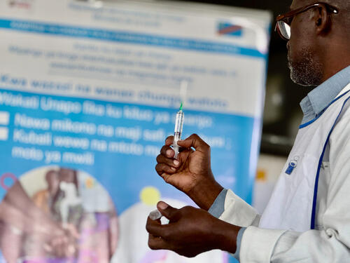 Un agent de l’équipe de vaccination au centre de santé de la CCLK