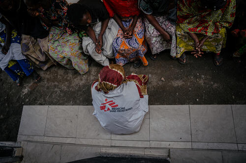 Sandra, superviseuse MSF en charge de la protection, est assise en face de femmes survivantes de violences sexuelles. Elle échange avec elles en assurant une écoute active dans le cadre de leur prise en charge. 

Sandra, an MSF protection supervisor, sits across from female survivors of sexual violence. She actively listens to their concerns as part of the care provided.